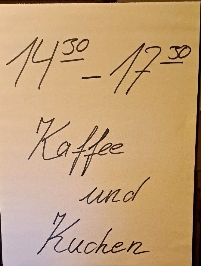 Handgeschriebener Zettel an der Eingangstür: 14.30 bis 17.30 Kaffee und Kuchen