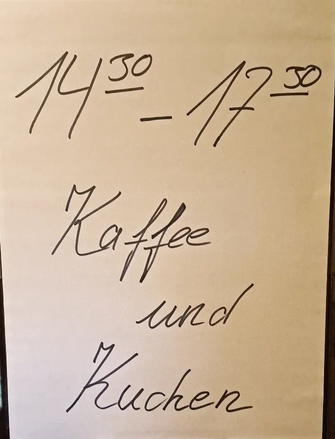 Handgeschriebener Zettel an der Tür: 14:30 bis 17:30 Kaffee und Kuchen